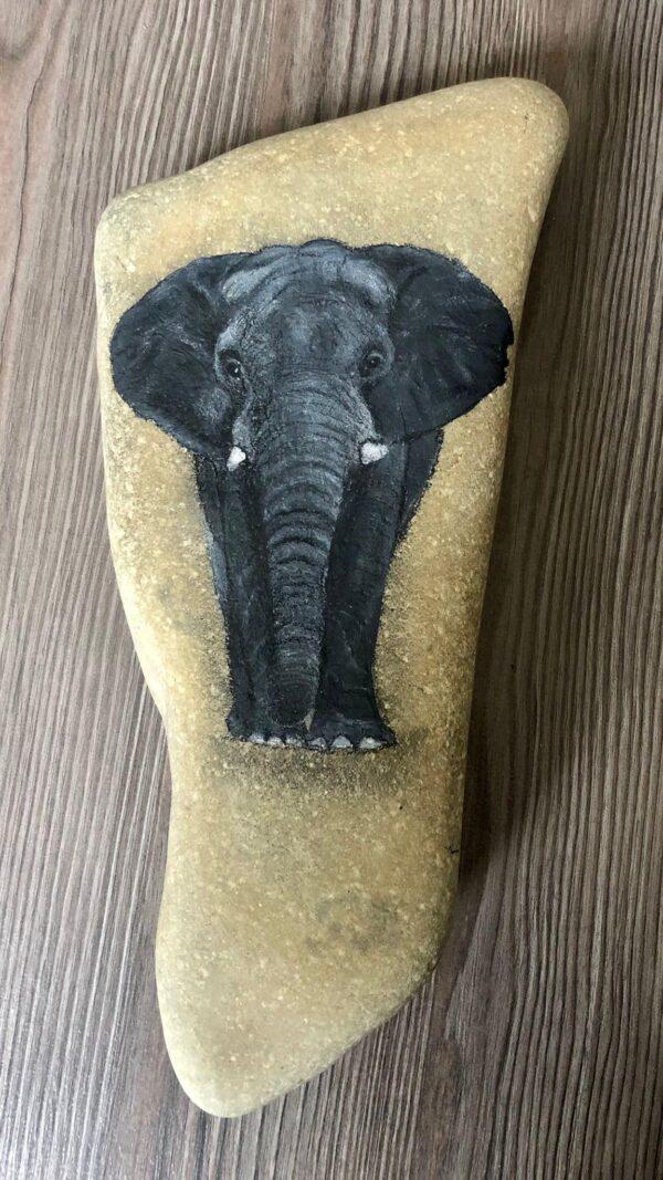 Tier Traum - Krafttier - Elefant auf Stein gemalt